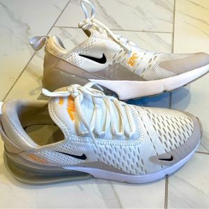Nike womens airmax 270 sneakers.